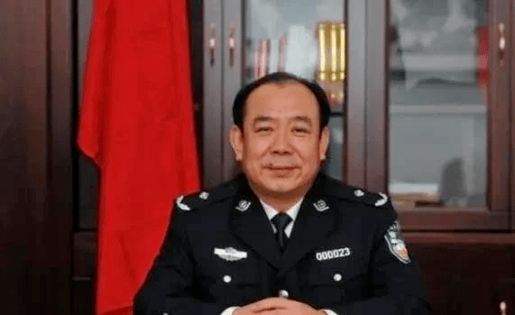纪委人员蹲守一夜，去钓鱼的山东厅官被带走，被判十四年半
